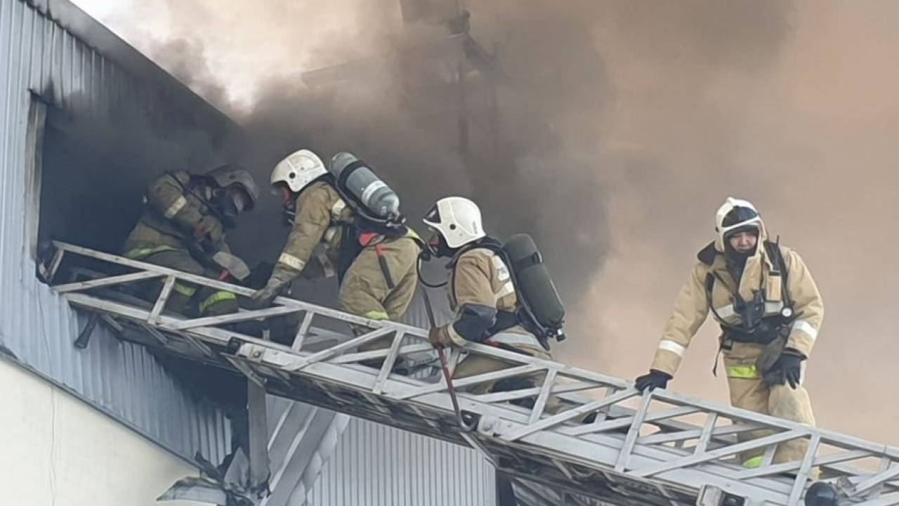 На одном из складов в Нур-Султане произошел пожар