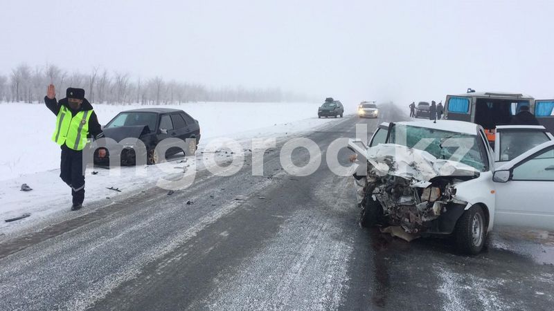 Пять автомашин столкнулись на автодороге в ЗКО