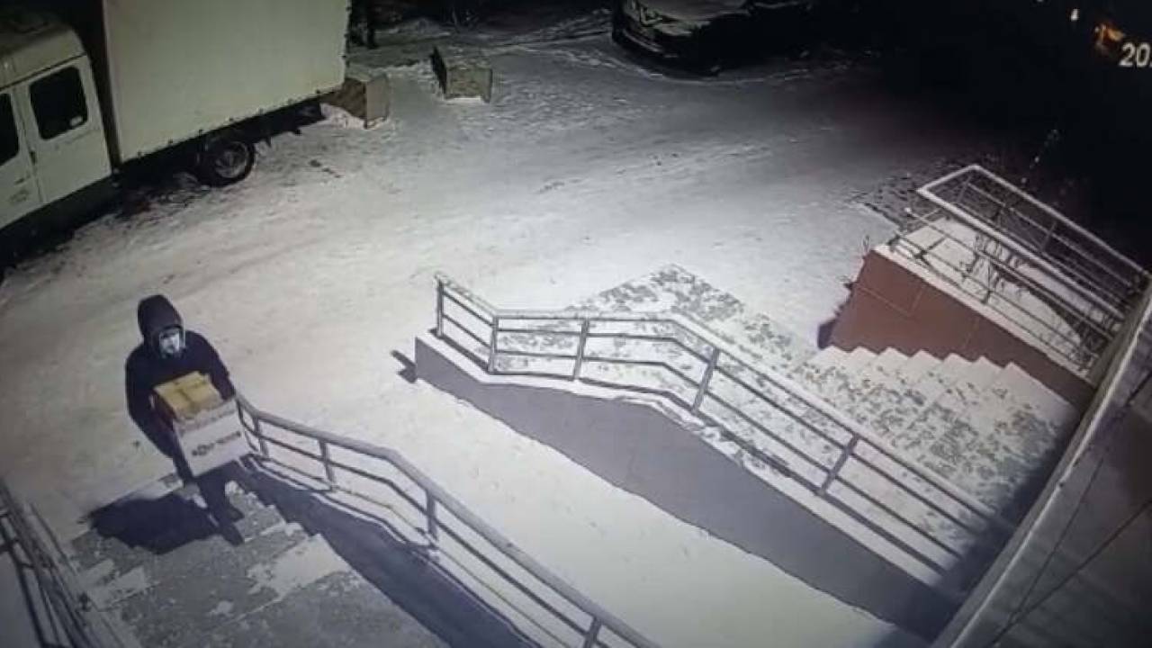 В Казнете появилось видео кражи коробок с лекарствами в Нур-Султане