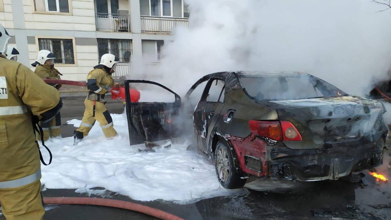 В алматинском ЖК сгорел автомобиль