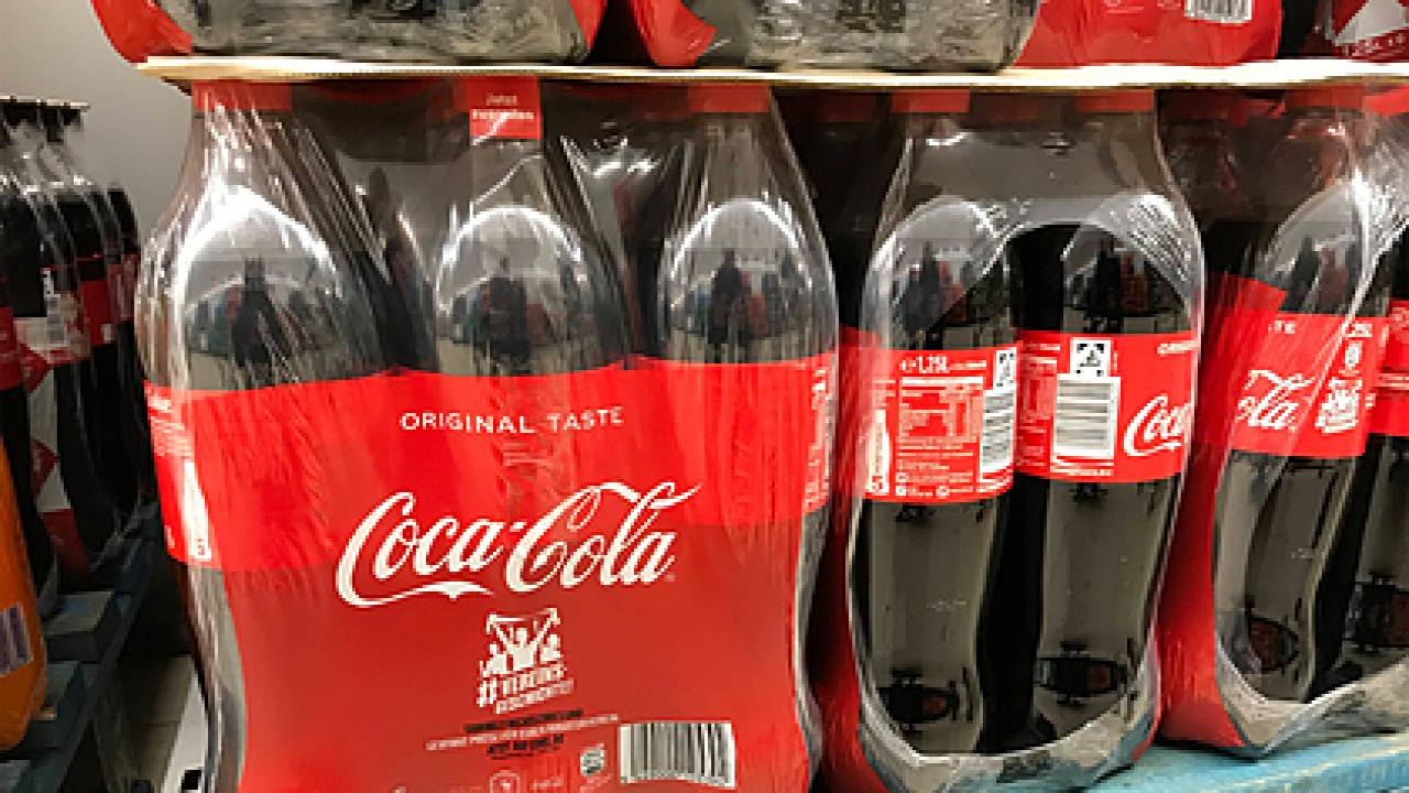 Компания Coca-Cola планирует продавать напитки в бумажных бутылках