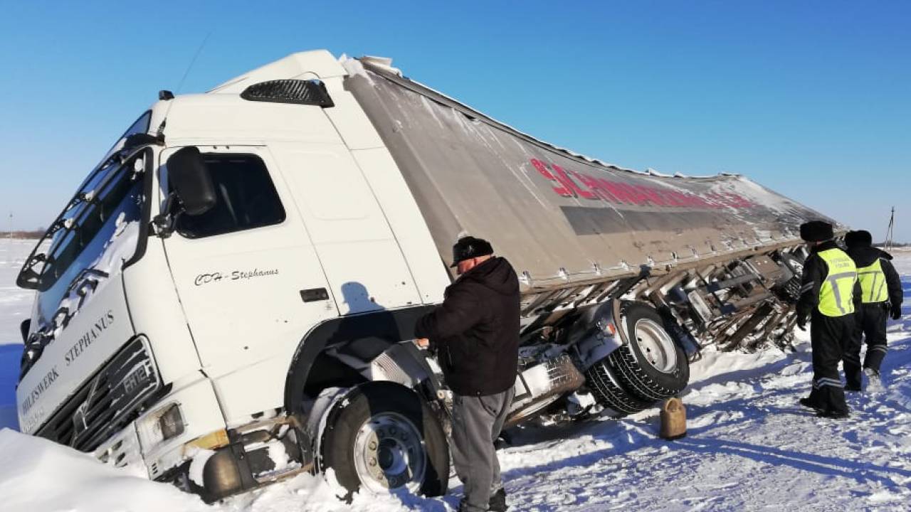 Возле Петропавловска перевернулась фура с 15 тоннами семян