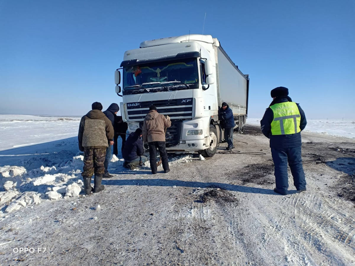 Грузовик сдуло ветром на трассе Усть-Каменогорск - Семей