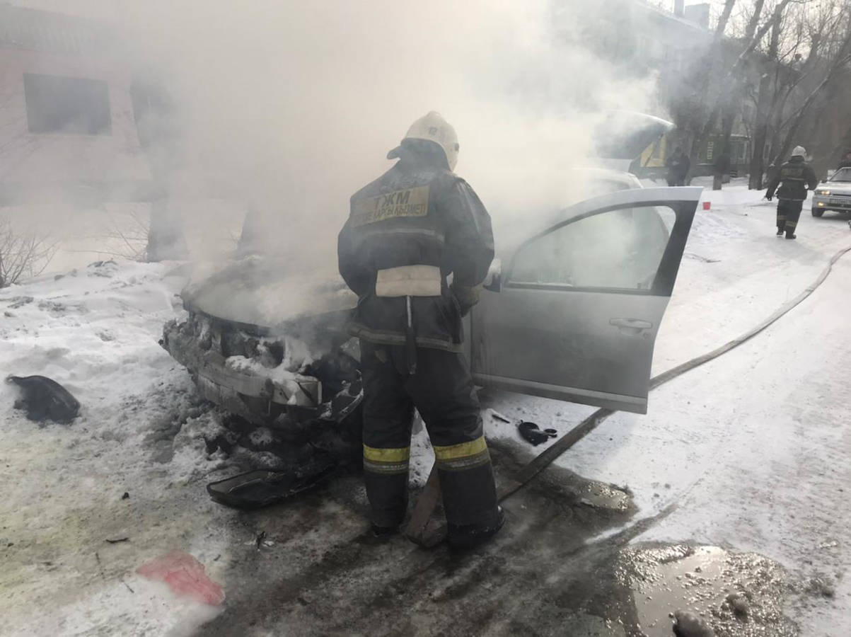 В Семее во дворе частного дома произошло возгорание автомобиля