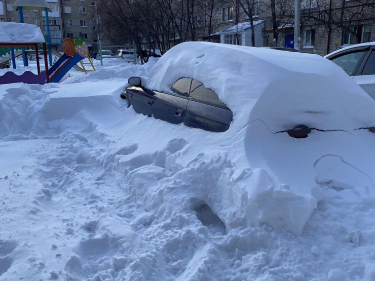 В Петропавловске автовладельцам приходится выкапывать свои машины из-за снегопада