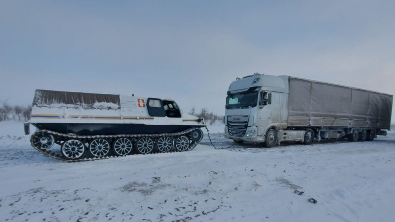 В ЗКО на трассе из-за непогоды застряли 300 фур