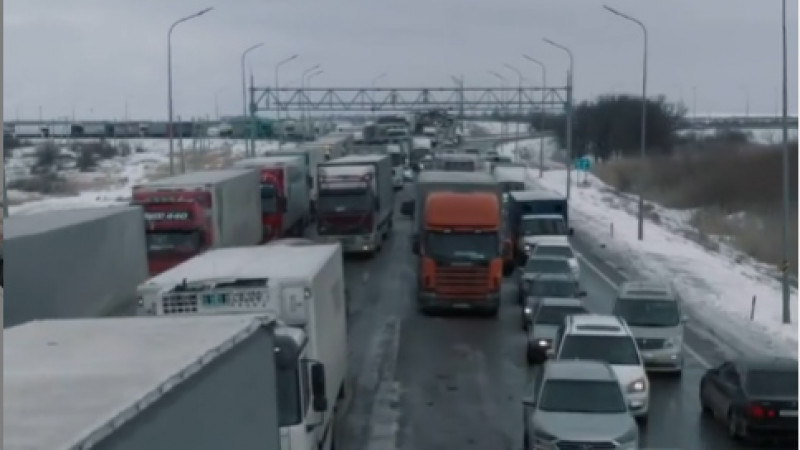 Огромную пробку на казахстанской трассе засняли с высоты