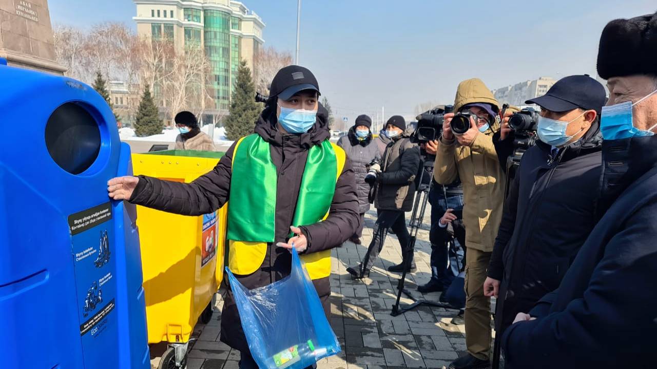 Оборудование для раздельного сбора ТБО передали Восточному Казахстану