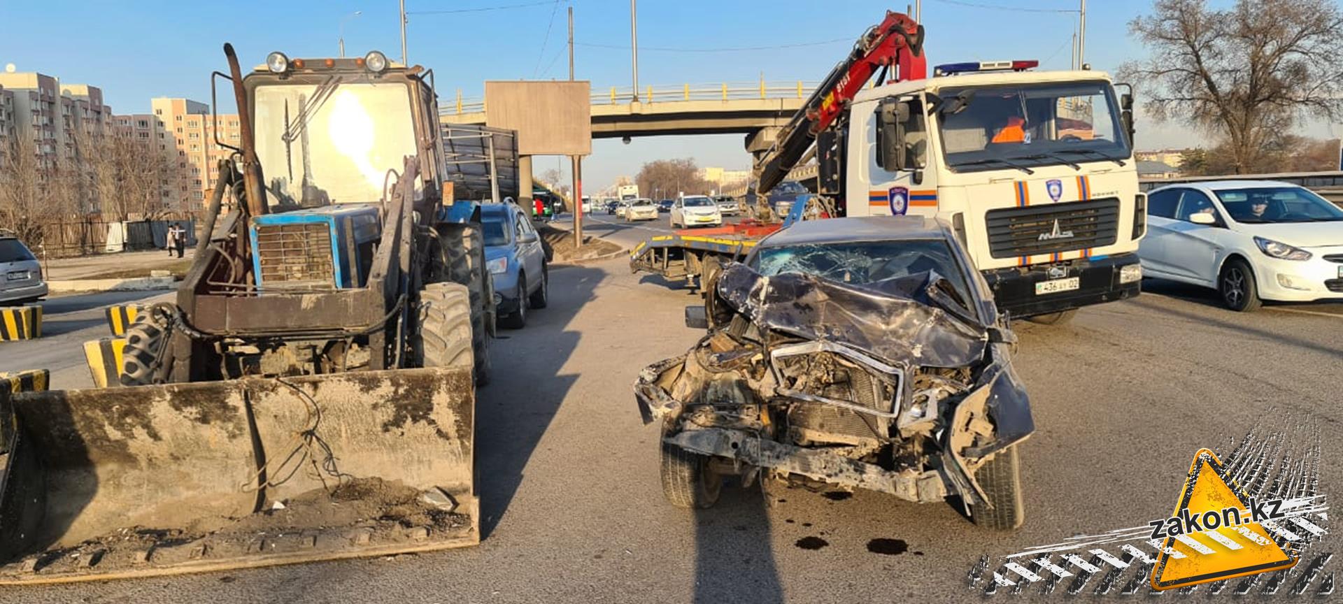 В Алматы на полном ходу врезался в трактор Mercedes 