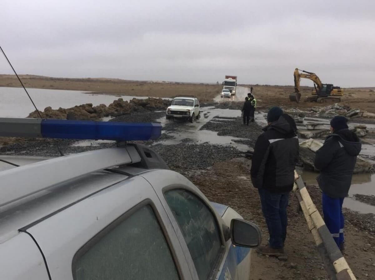 В Атырауской области талая вода смыла мост