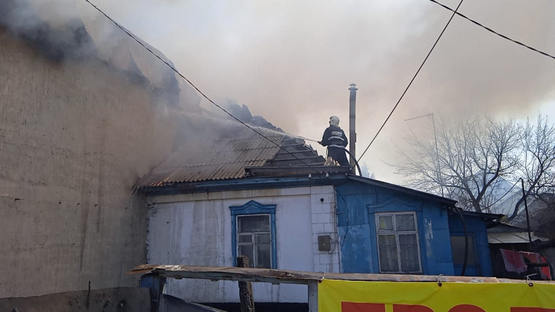 В Алматы горело двухэтажное здание