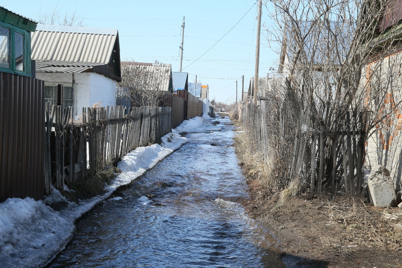 Пригород Костаная заливает талой водой с полигона для вывоза снега