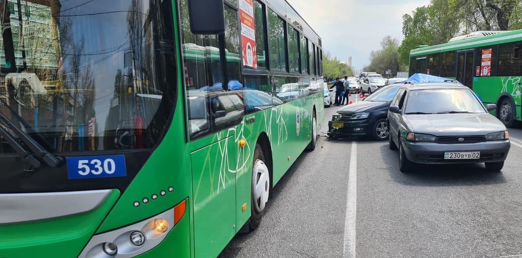 Автомобиль каршеринга въехал в автобус в Алматы