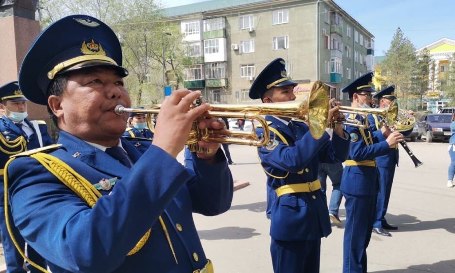 Оркестр исполнил песни военных лет под балконом ветерана в Актобе