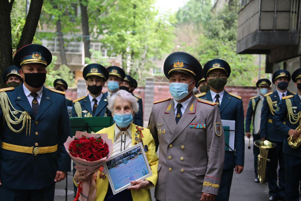 Военнослужащие десантно-штурмовых войск поздравили с Днем Победы алматинских  ветеранов