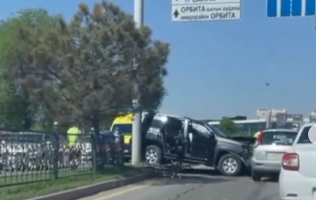 Две кареты скорой помощи приехали на ДТП трёх автомобилей в Алматы