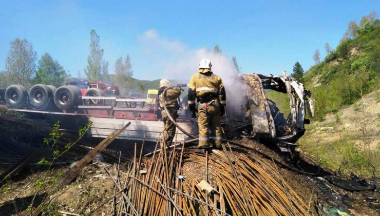 Два человека погибли в сгоревшем грузовике на трассе в ВКО