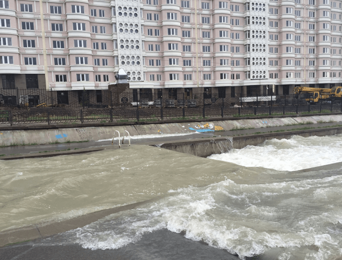 Река Большая Алматинка превращается в строительную свалку