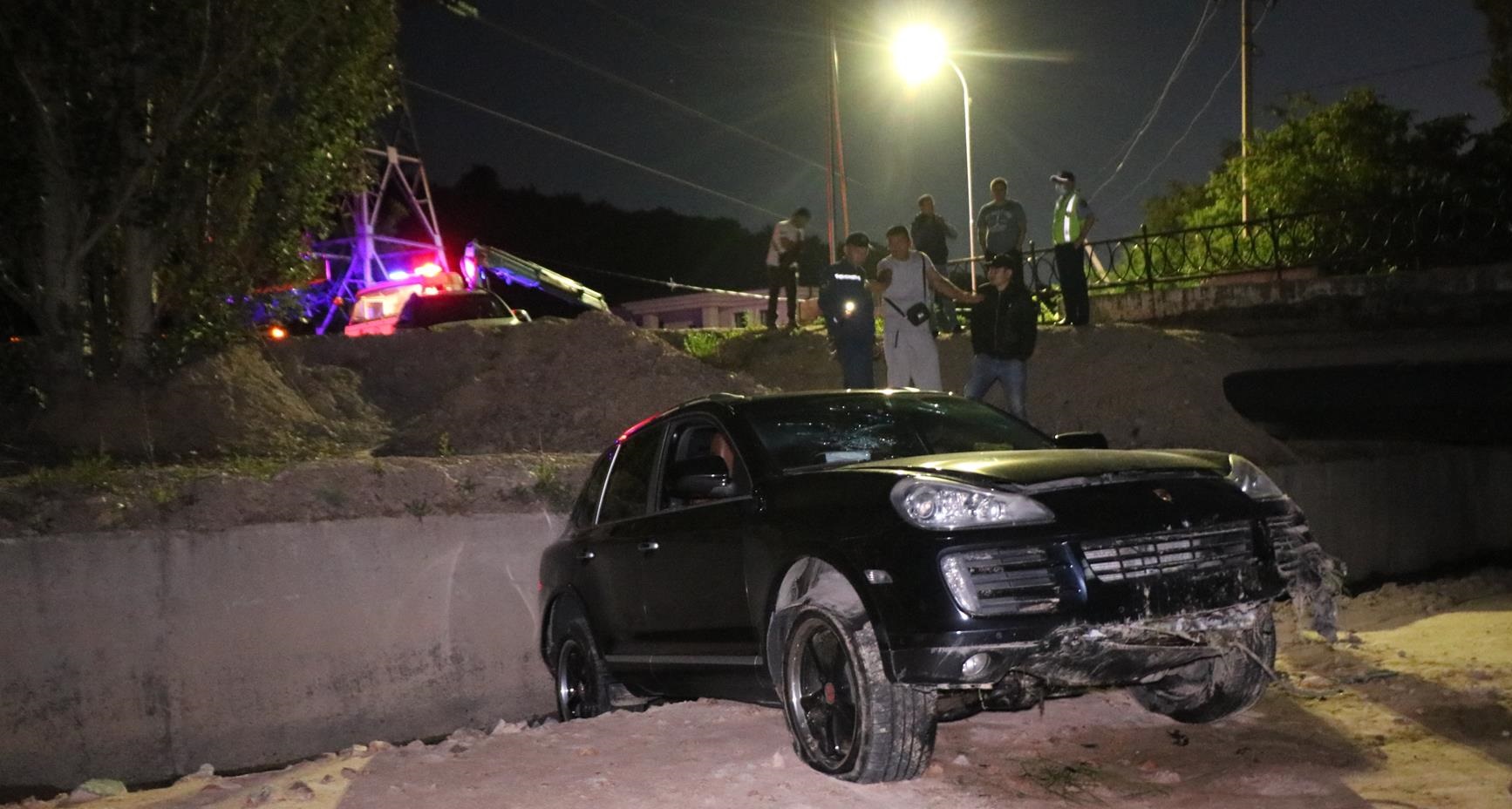 Пьяная алматинка влетела в реку на Porsche Cayenne