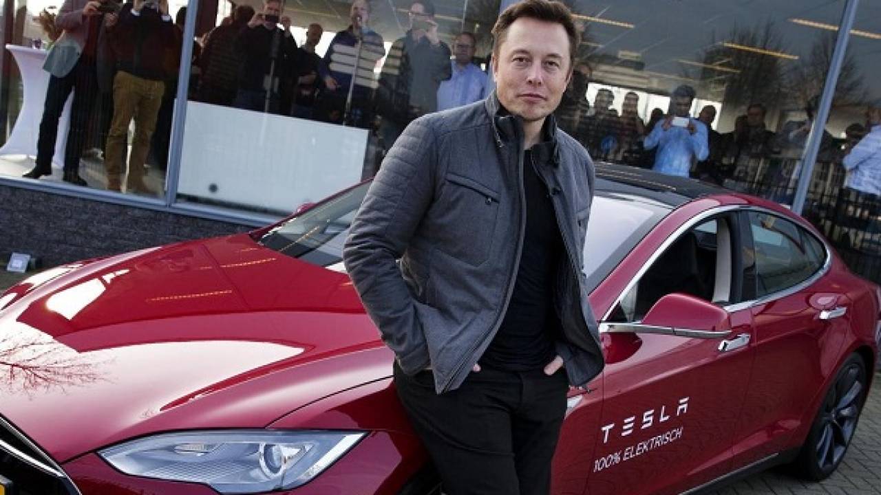 Илон Маск презентовал самую быструю Tesla