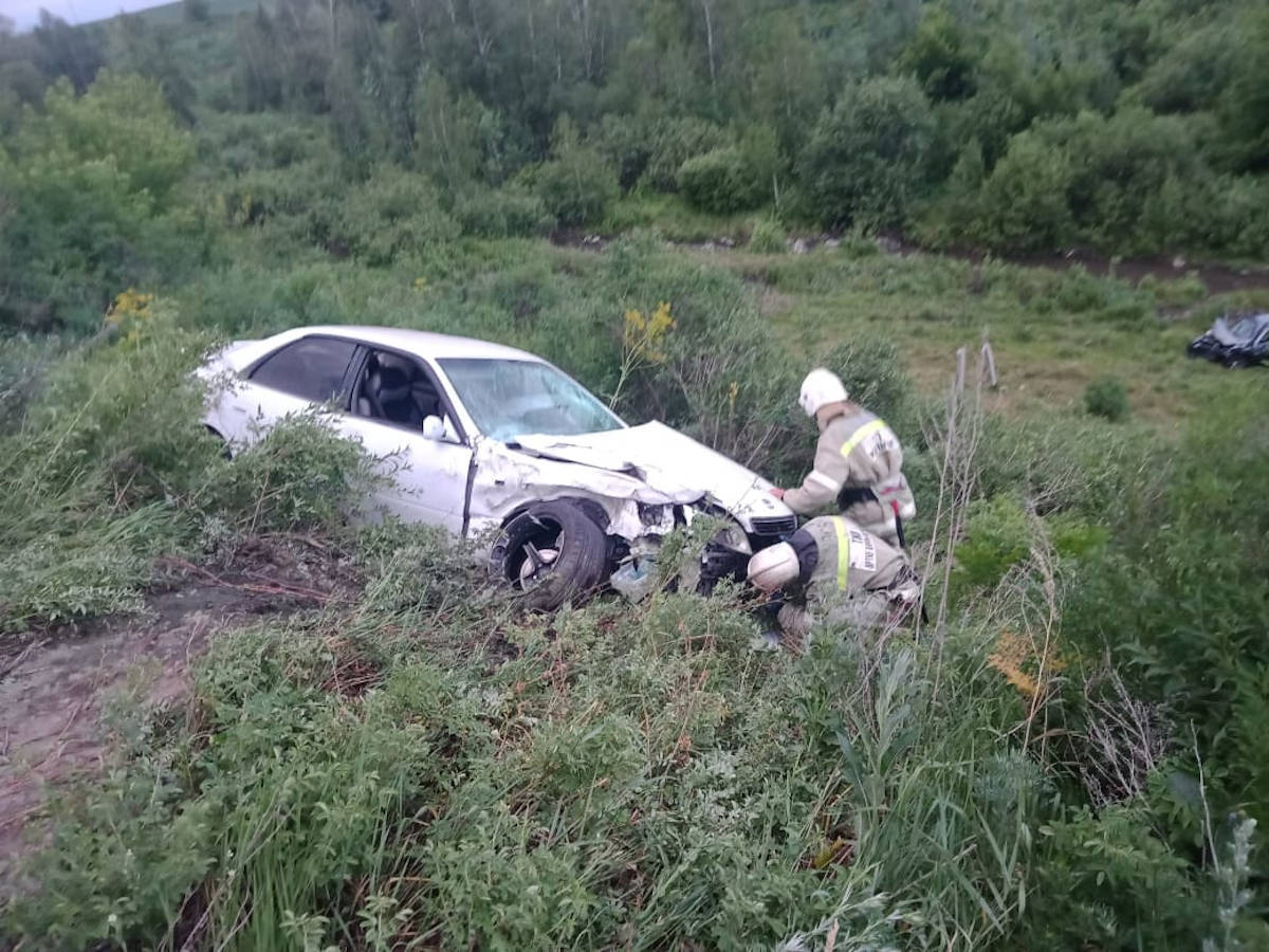 Два автомобиля вылетели в кювет в ВКО