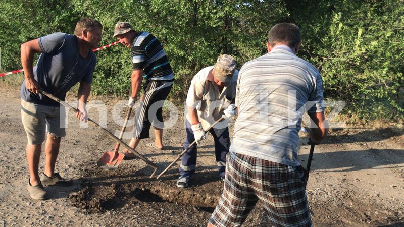 Сельчане не стали ждать помощи от властей и сами ремонтируют дороги в ЗКО