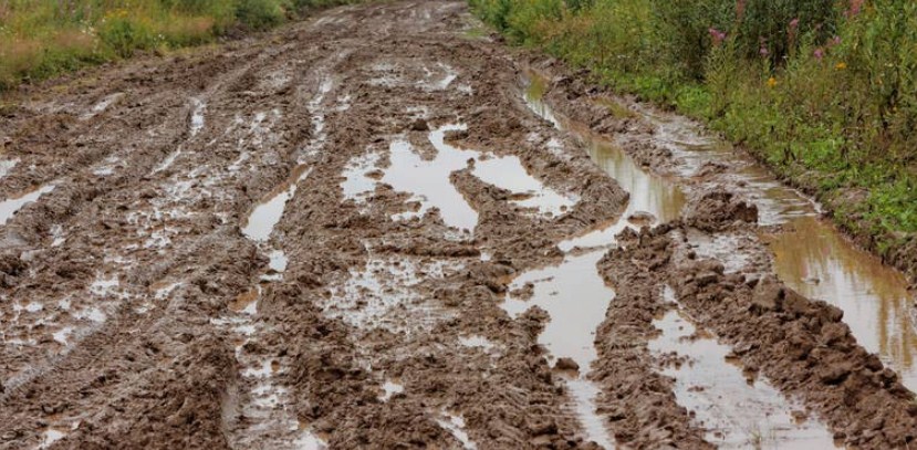 Бурным потоком воды размыло участок железной дороги в Мангистау 