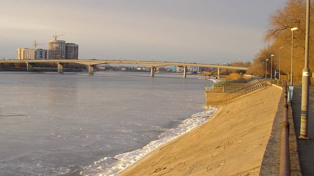 В Атырау мужчина спрыгнул с моста