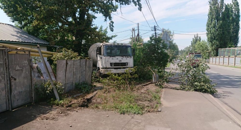 В Алматы бетономешалка устроила крупное ДТП