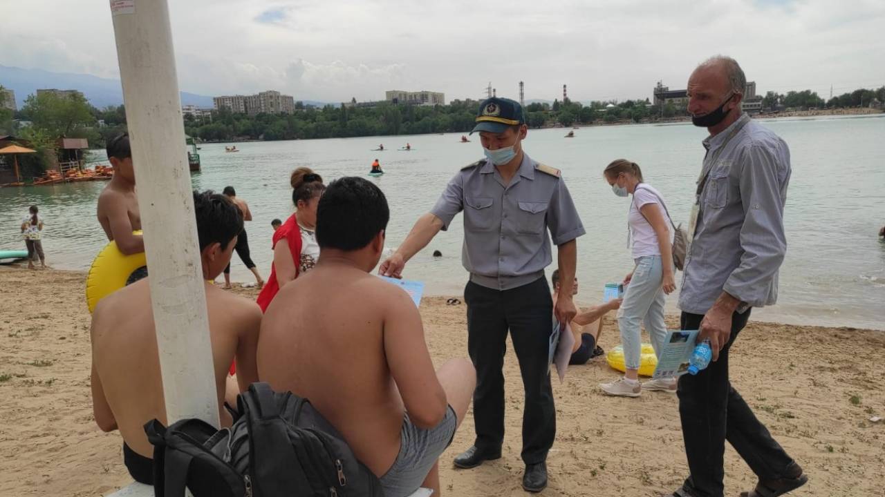 В Алматы на озере Сайран спасли тонувшего подростка