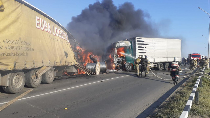 Две фуры и легковушка попали в страшное ДТП в Павлодаре 