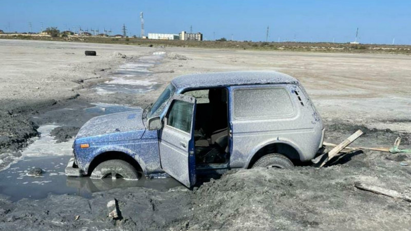 В пригороде Актау застряли трактор и КамАЗ, пытаясь вытащить "Ниву"