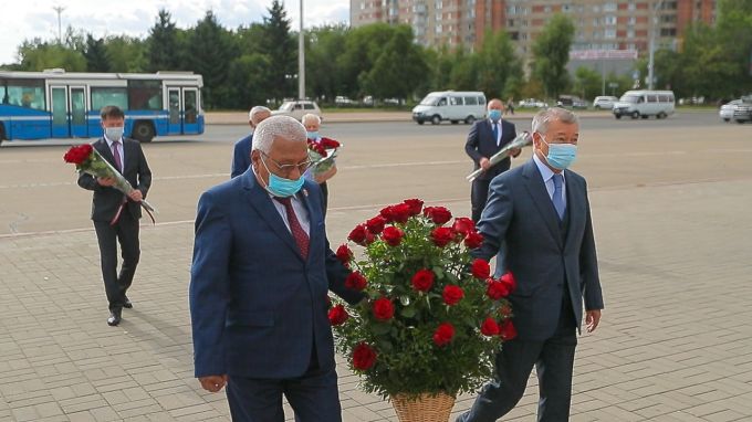 В Усть-Каменогорске Даниал Ахметов возложил цветы к памятнику Абаю