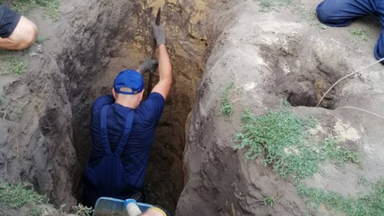 Опубликовано видео спасения ребенка из скважины в Костанайской области