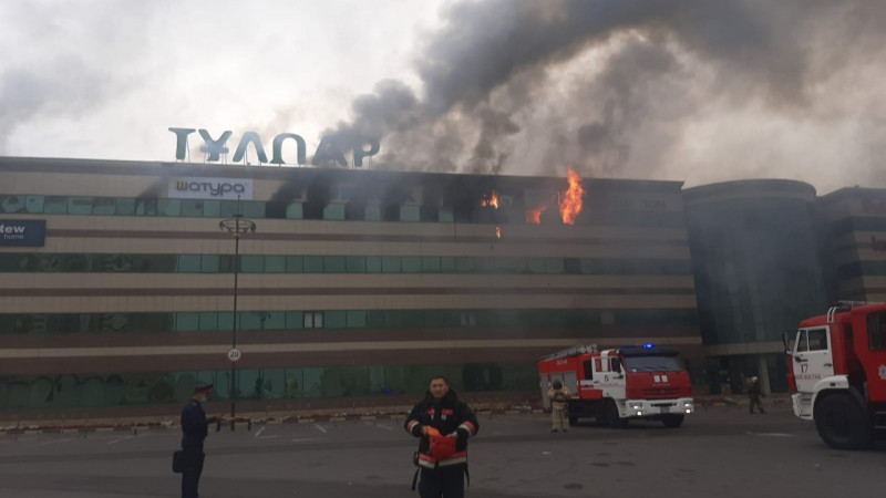 В столице загорелся торговый центр