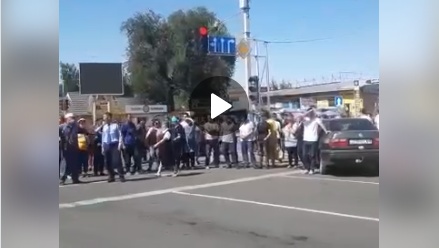 Арендаторы рынков в Мерке устроили стихийный митинг против ликвидации торговых точек