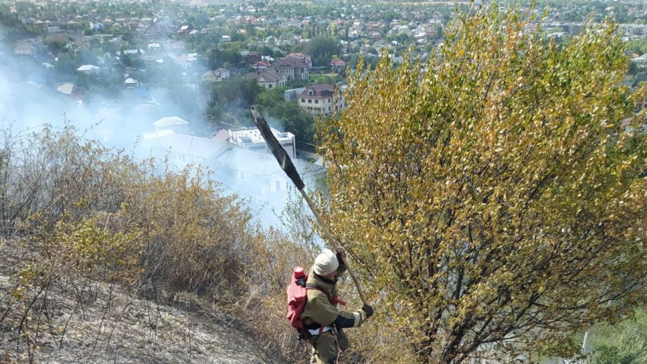 В Алматы в Бостандыкском районе загорелся склон горы