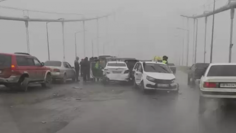 В Семее на мосту произошло массовое ДТП из-за гололеда