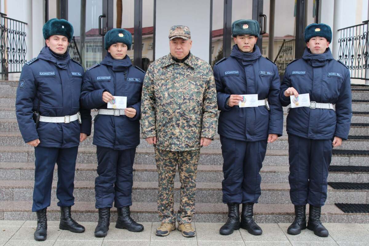 Гвардейцев, задержавших особо опасного преступника, наградили в Нур-Султане