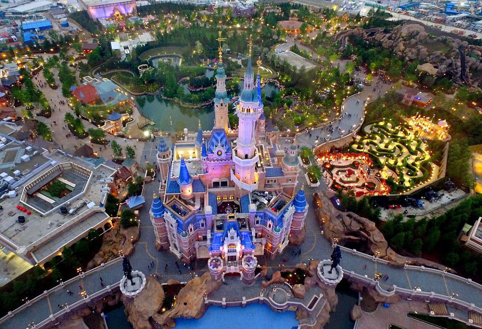 В китайском Disneyland из-за коронавируса изолировали более 30 тысяч человек