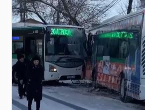 В столице произошло столкновение двух автобусов, пострадали люди