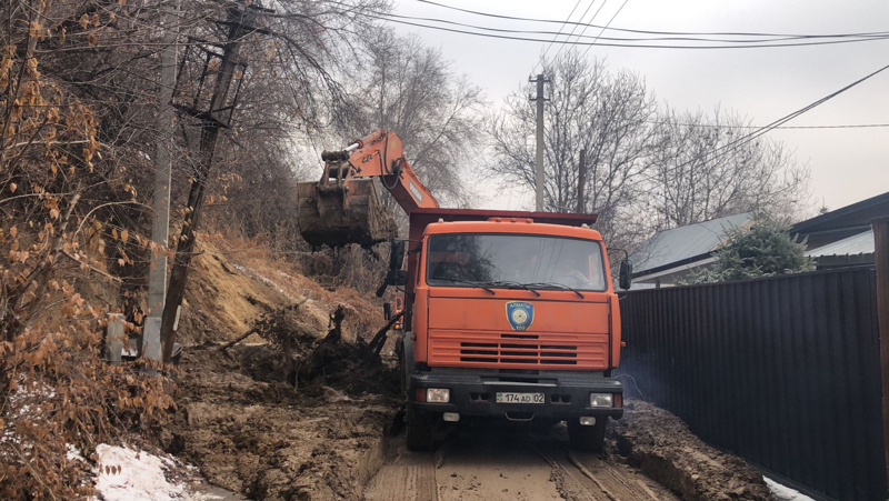 Сход грунта перекрыл проселочную дорогу в Алматы