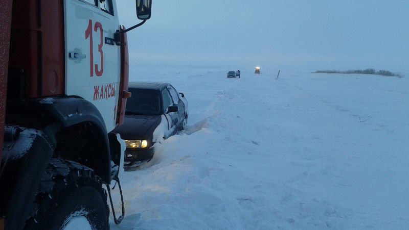 В казахстанских регионах перекрывают трассы из-за непогоды