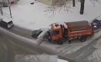 Казахстанцы обсуждают видео, на котором снегоуборочная машина протащила перед собой легковой автомобиль