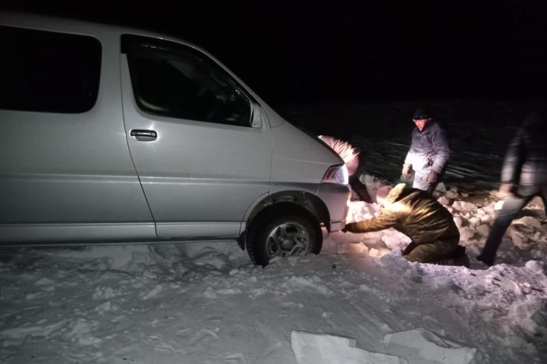 В Восточно-Казахстанской области авто с пассажирами застряло на трассе