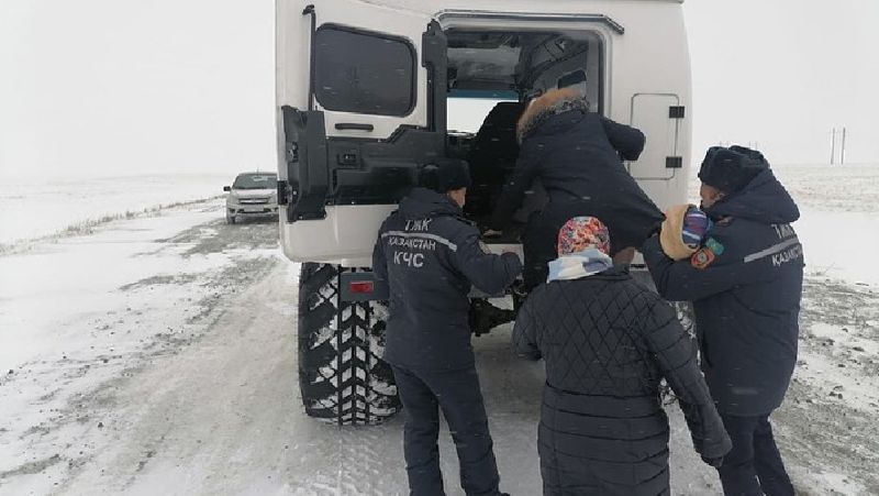 Спасатели освободили из снежного плена 15 человек в Актюбинской области