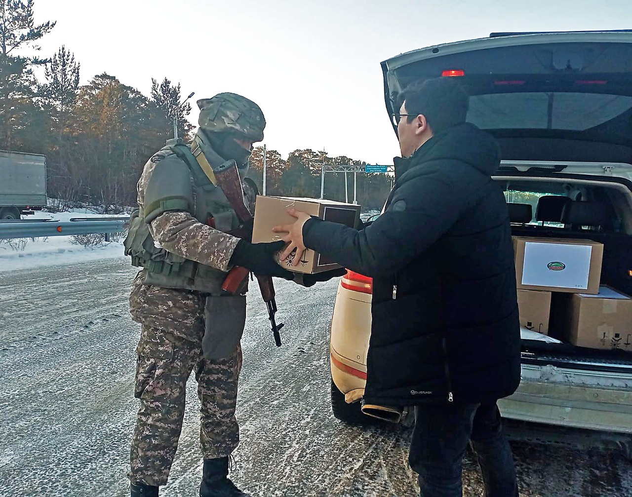 Предприниматель подарил бойцам 600 рулонов туалетной бумаги 