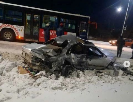 Людей, пострадавших в ДТП с автобусом в Кокшетау, из поврежденного салона извлекали спасатели