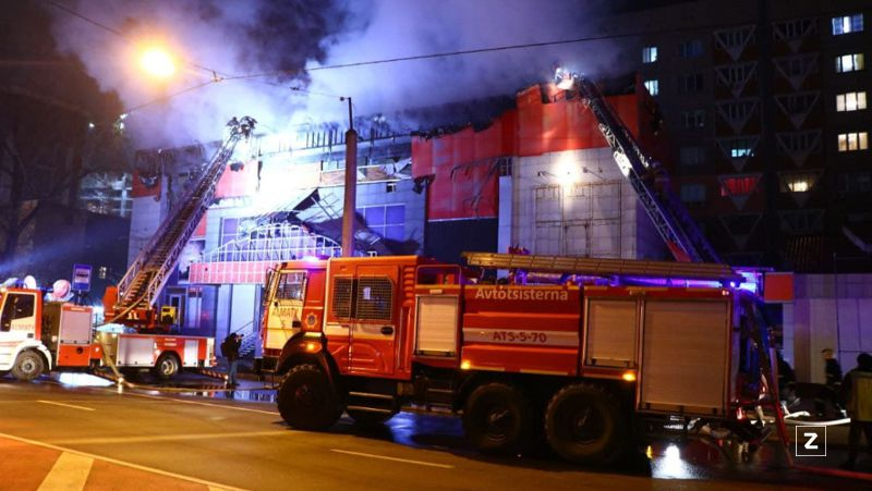 В центре Алматы загорелось здание - огонь чуть не перешёл на банк