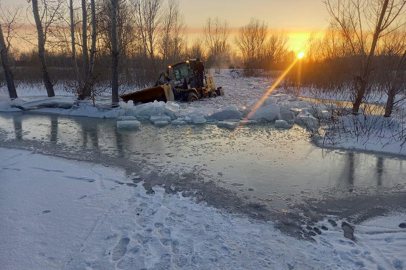 В Семее водитель погрузчика провалился в воду на островке